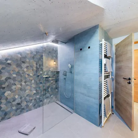 Hausberg No. 2 // Neu *